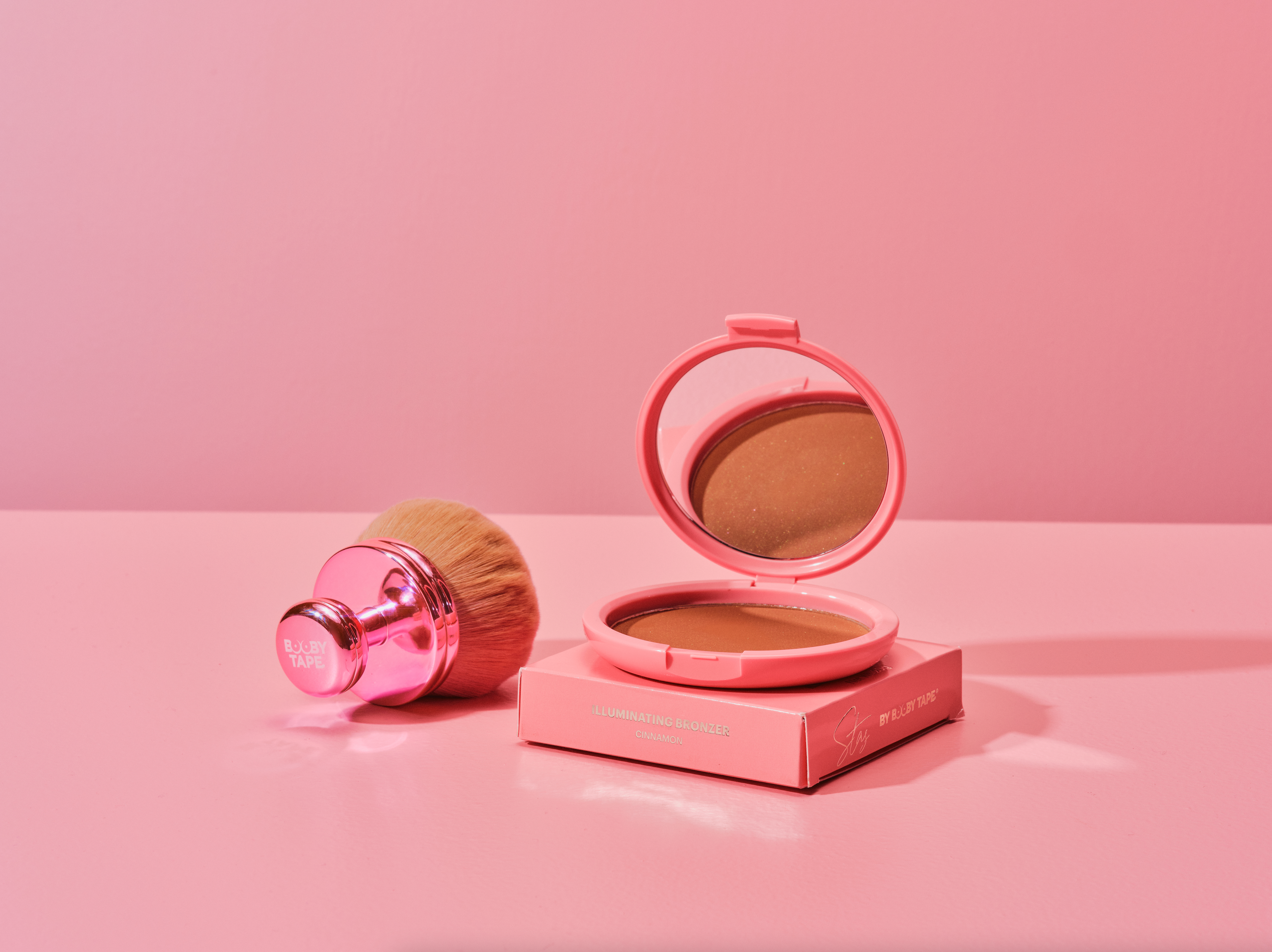I-Bronzer Latte ekhanyayo